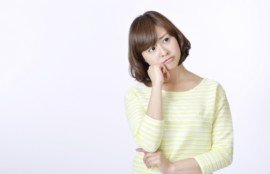 悩む女性