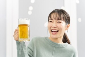 ビールを飲む女性