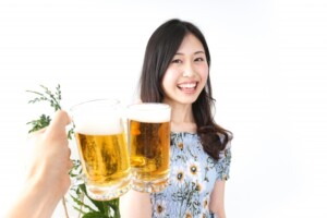 お酒を飲む女性