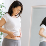 お腹を気にする女性