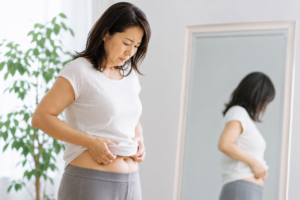 お腹を気にする女性