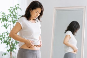 お腹を気にする女性